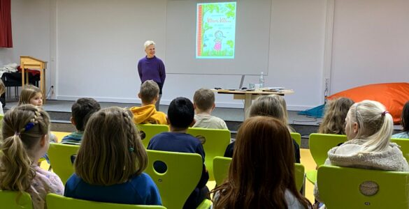 „LiesA“, Stephanie Scholze, stellt wieder neue Literatur für junge Leser in unserer Aula vor. Foto: Rothermundt