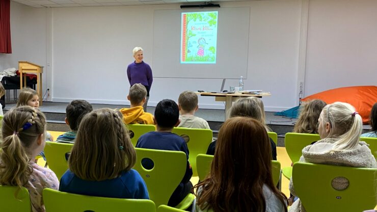 „LiesA“, Stephanie Scholze, stellt wieder neue Literatur für junge Leser in unserer Aula vor. Foto: Rothermundt