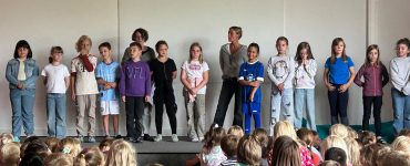 Die Konflitlotsen-AG hat sich auf der letzten Schulversammlung vorgestellt.