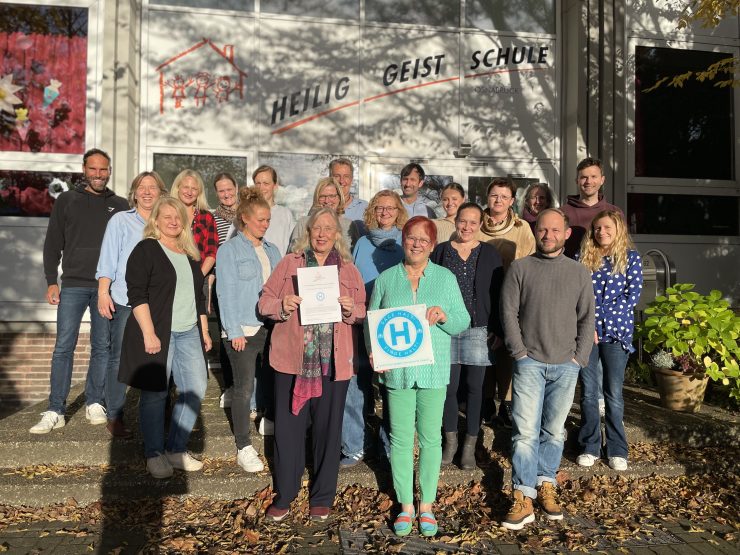 Anfang November 2025 wurde der Heilig-Geist-Schule Osnabrück das Gütesiegel „SAGE HALT – FINDE HALT“ durch die Schulstiftung Osnabrück verliehen.